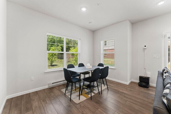 Building Photo - Elegant 3-Bedroom Home in Isaac Court. Available the Second Week of October!