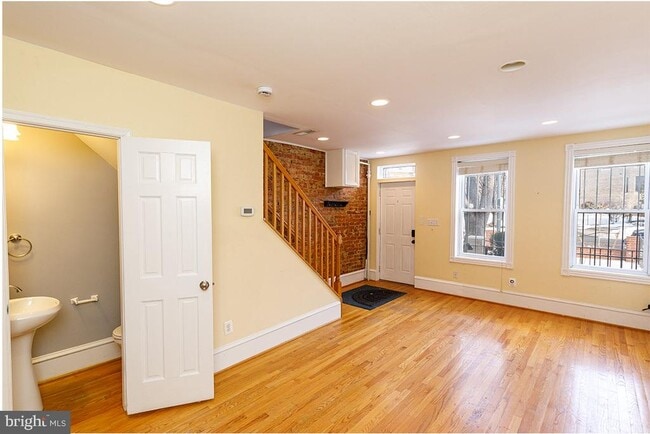 Building Photo - 809 Kentucky Ave SE