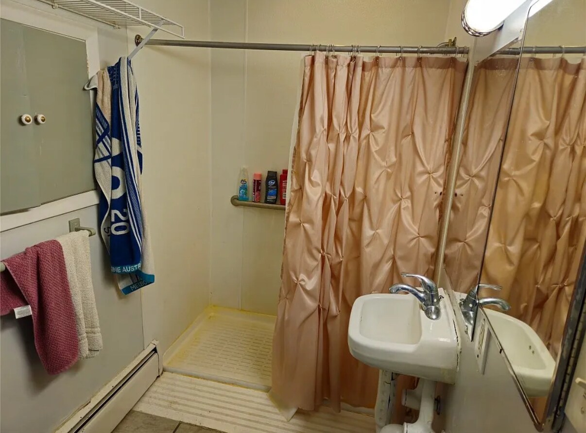 Building Photo - 508 E 9th St