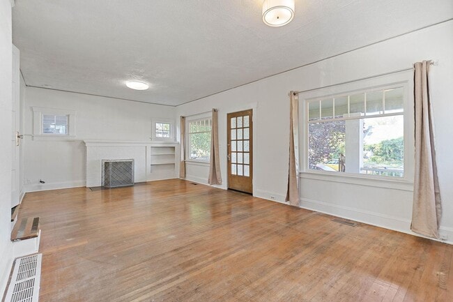 Building Photo - Cute 3-bdrm/2-bath vintage home—Nice fence...