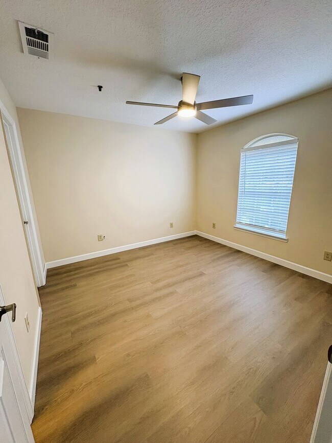 Building Photo - 519 Carambola Ave