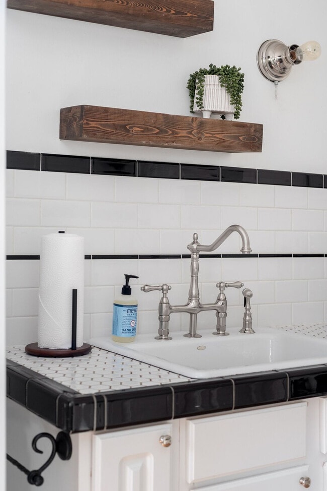 Building Photo - 2015 NW Flanders St