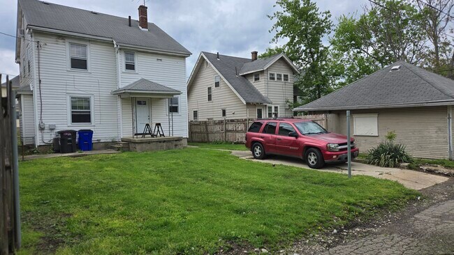Building Photo - 32 Gebhart St