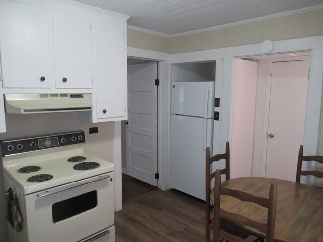 Building Photo - Charming 2-Bedroom Home Near Downtown Linc...