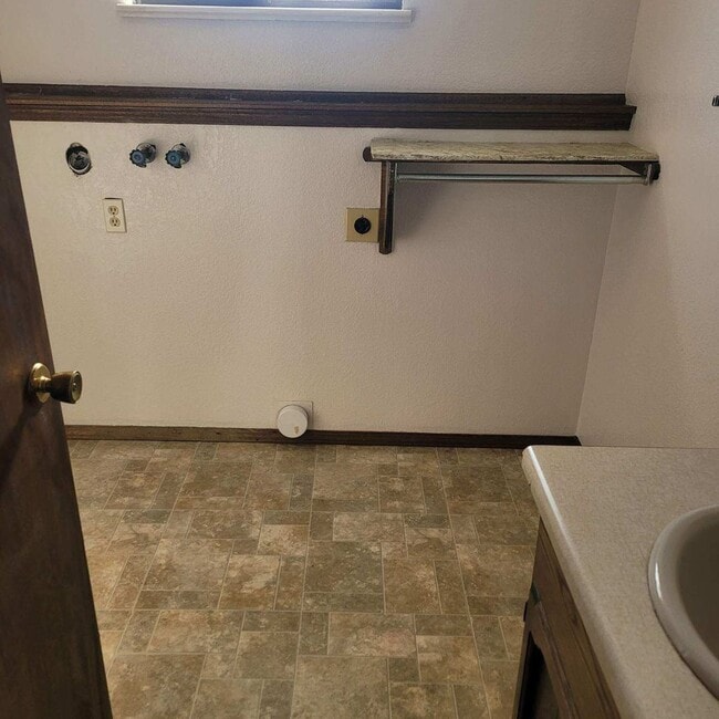 Building Photo - 2 Bed, 1 & 1/2 Bath, 1 Car Garage Duplex off of Patterson!!!!