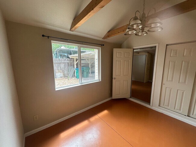 Building Photo - 2 BR w/ Bonus Room/Office