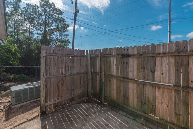 Building Photo - $950 - Updated 2 Bed/1 Bath Duplex With Stainless Steel Appliances!