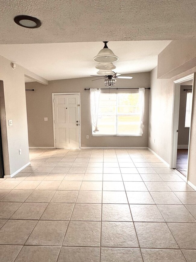 Building Photo - Charming 4-Bedroom Home in Seminole, FL - SECTION 8/HOUSING VOUCHER ACCEPTED!