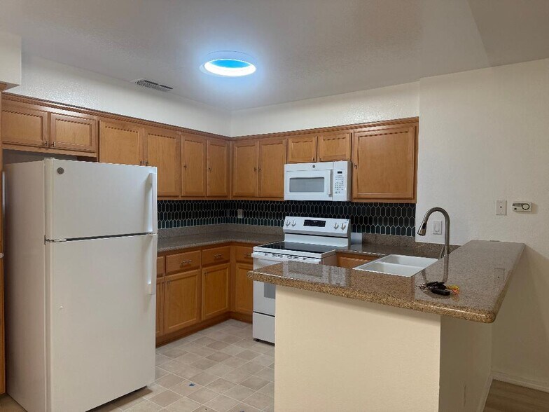 Building Photo - 2915 N Texas St