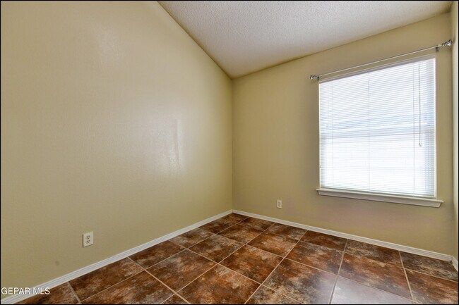 Building Photo - 683 Teichelkamp Dr