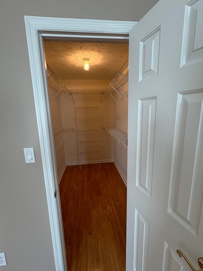 Building Photo - 886 Castlewood Dr