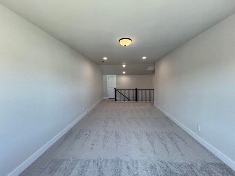 Building Photo - 1245 Willowcrest Way