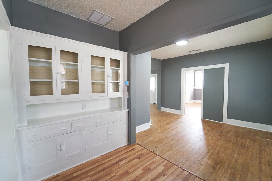 Building Photo - 910 N Evergreen St