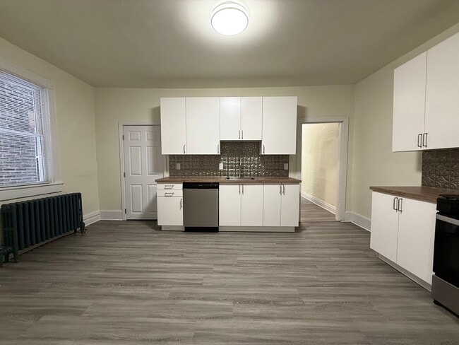 Building Photo - Updated 4BR House now showing!