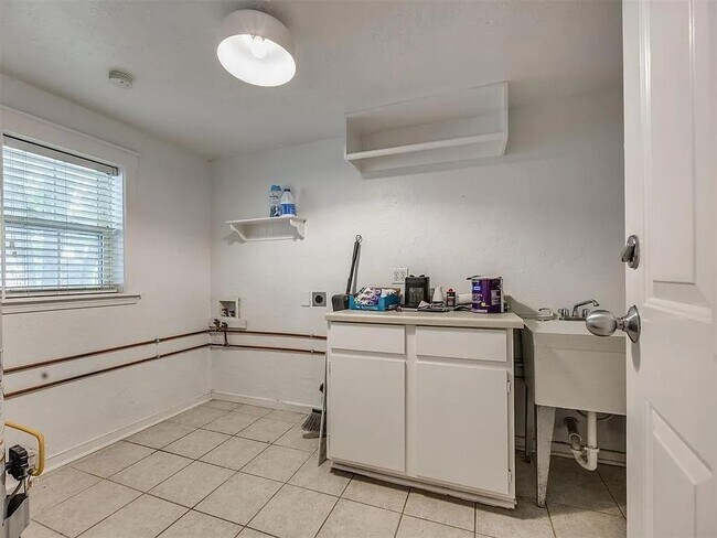 Building Photo - 1017 McFarland St