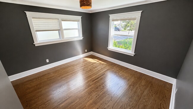 Building Photo - 1331 E Maple Ave