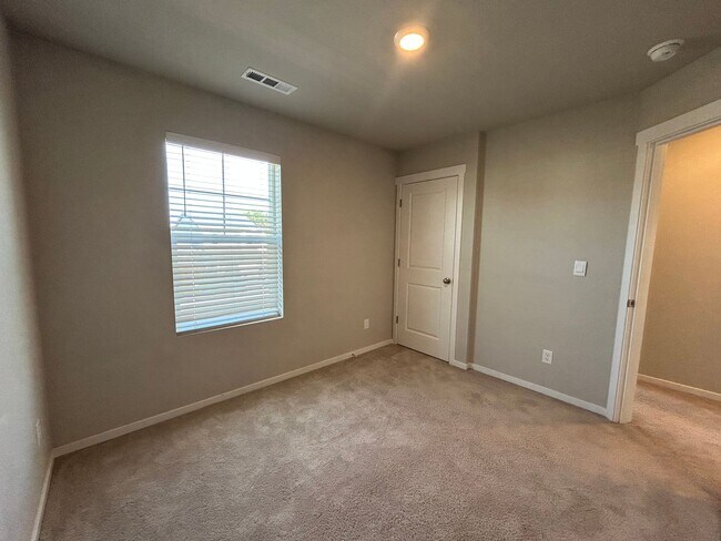 Building Photo - Beautiful 4 Bedroom Home with Attached Garage!