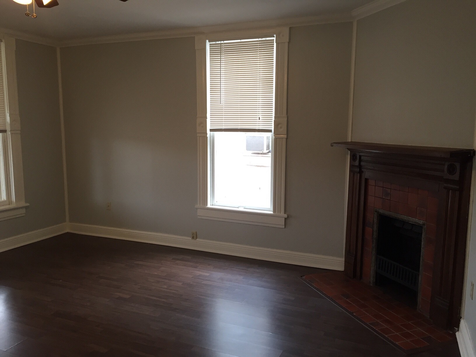 Large Living Room w/Fireplace - 1520 S Louisiana St