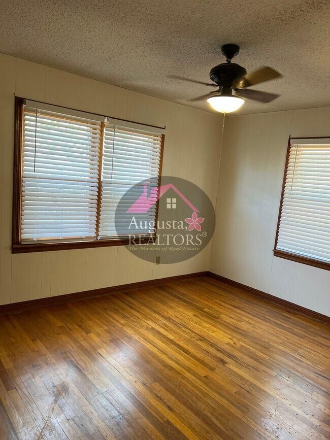 Building Photo - 1623 Woodruff Ln