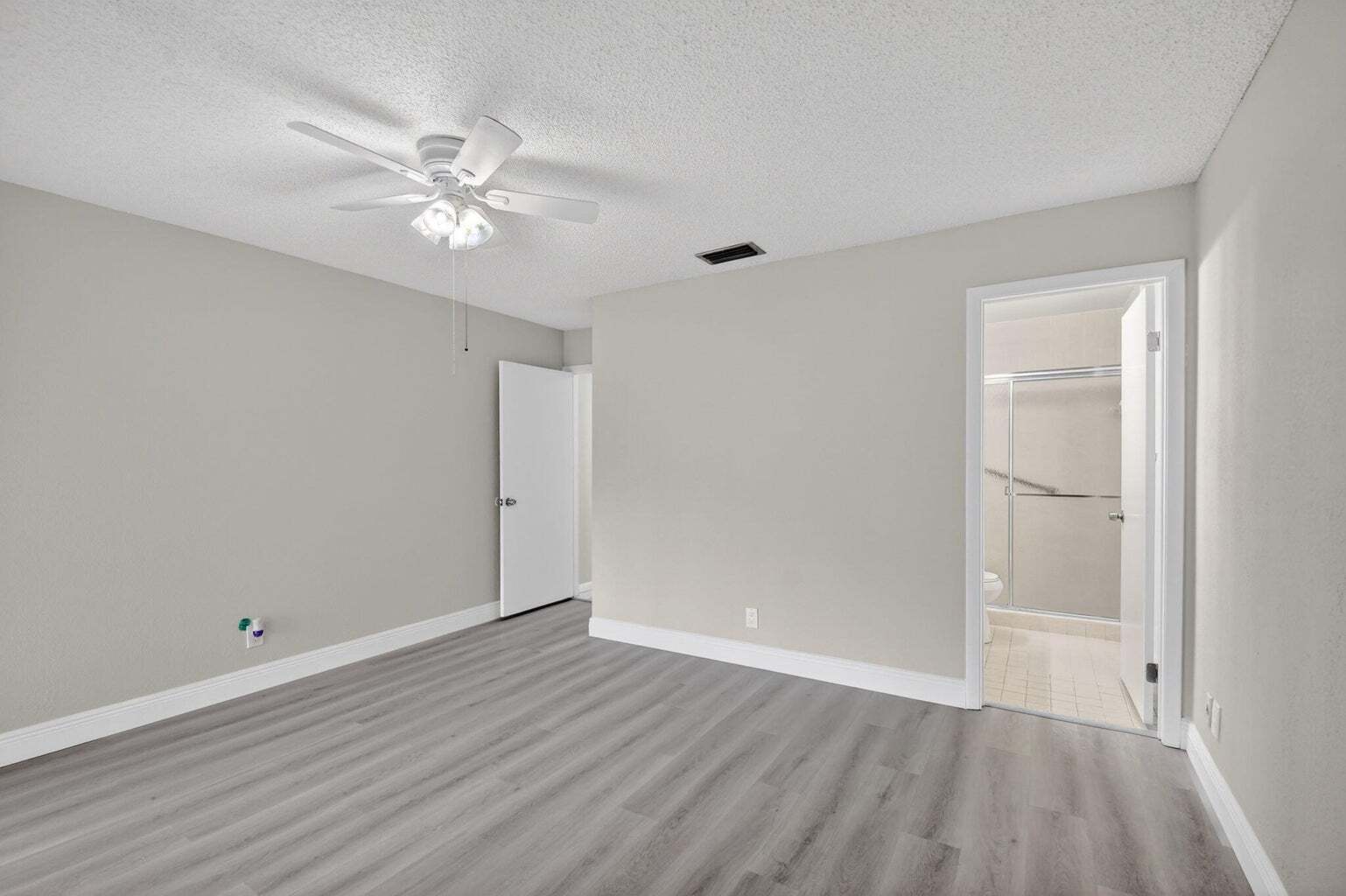 Building Photo - 704 Sunny Pine Way