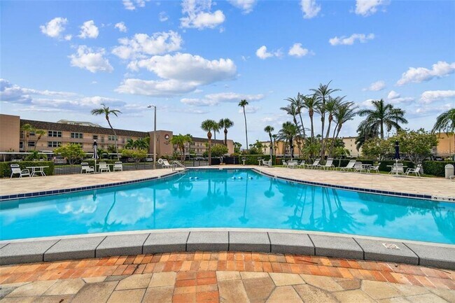 Building Photo - 7600 Sun Island Dr S