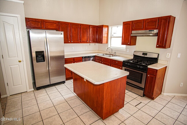 Building Photo - 13944 Roslyn Dr