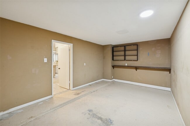 Building Photo - 8610 Lake Crystal Dr