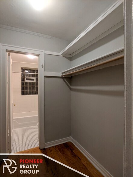 Building Photo - 429 W Roscoe St