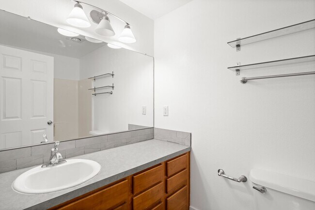 Building Photo - Cozy Studio Apartment in SE Portland w/ Laundry