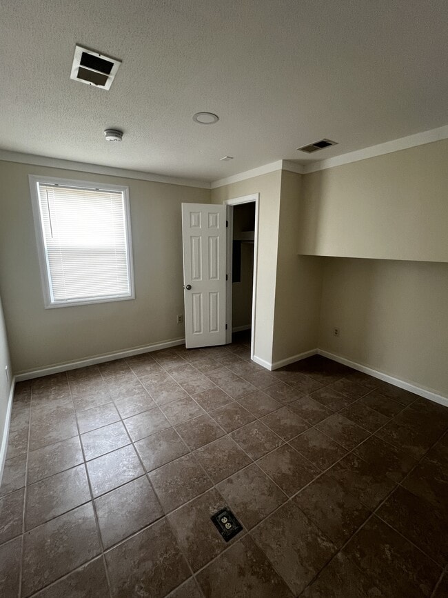 Building Photo - 551 N Lee Ave