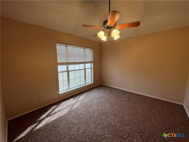 Building Photo - 2523 Creek Dr