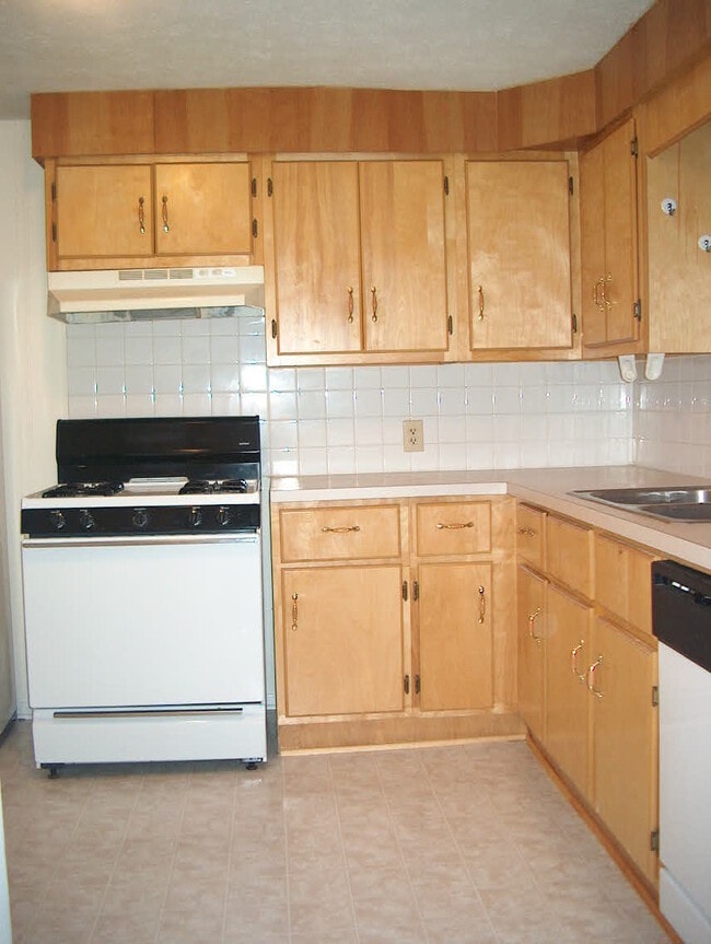 Kitchen - 1040 S Kentwood Ave