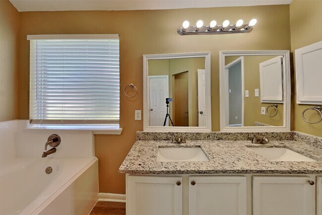 Building Photo - 2807 Burgess Hill Ct