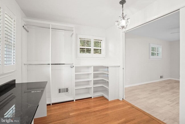 Building Photo - 1415 Mayflower Dr