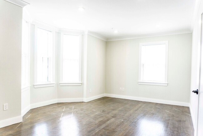 Building Photo - Allston 3 Bed / 2 Bath – 1,350 Sq Ft – W/D in Unit – 9/1