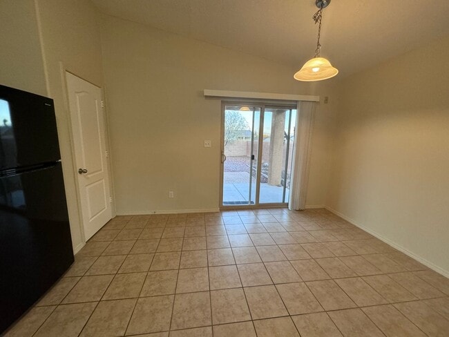 Building Photo - 3 bed 2 bath 1400 sq ft home- MOVE IN SPECIAL!