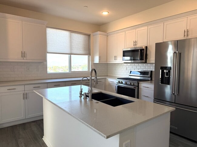 Building Photo - Gorgeous bright 3 bedroom 2.5 bath townhome