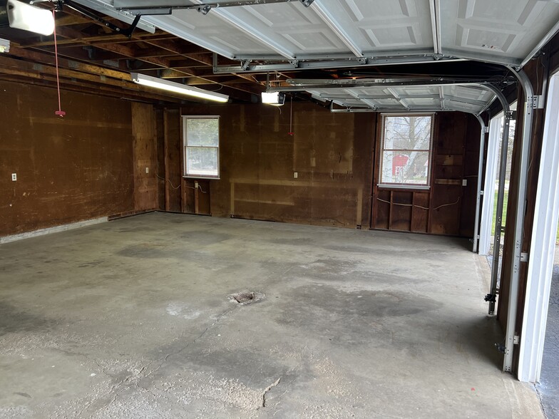 Garage - 49980 N Park Cir