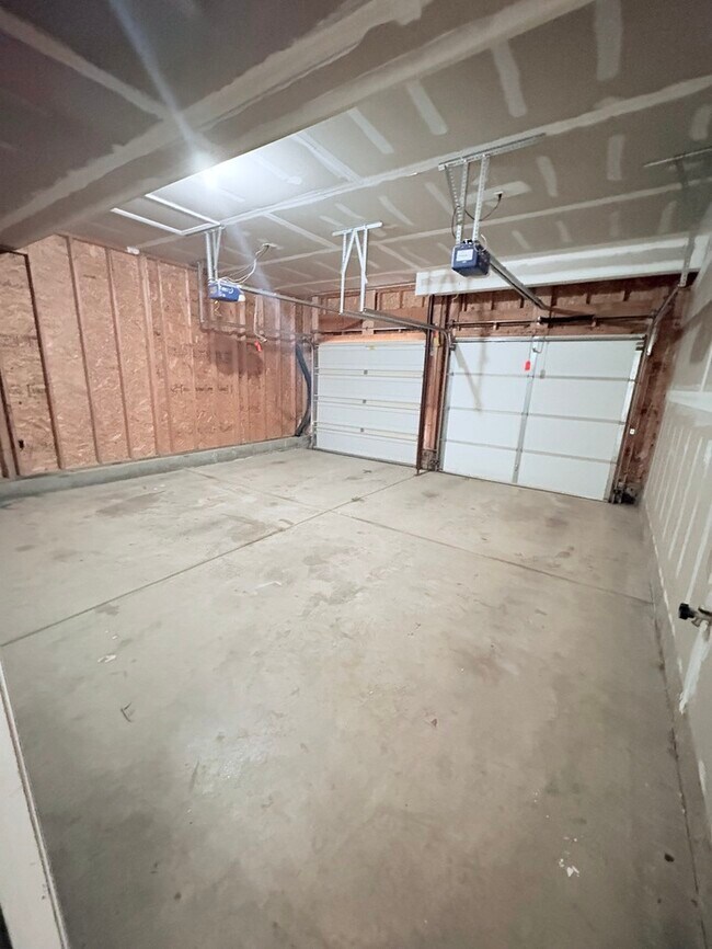 Building Photo - Charming 3 beds 2.5 baths in The Reserves of Beavercreek!