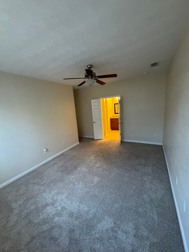 Building Photo - 310 Primrose Ln