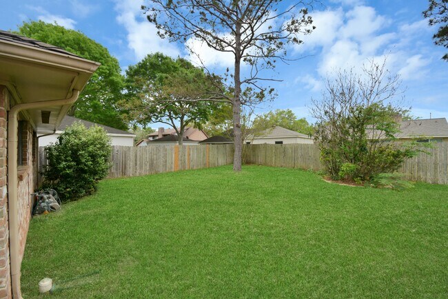 Building Photo - 2818 Colonial Dr