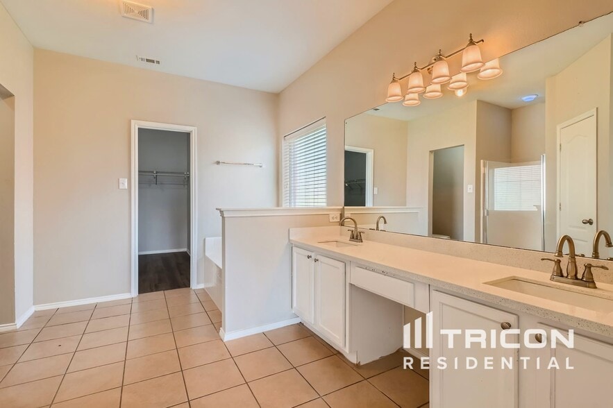 Building Photo - 5824 Somerton Dr