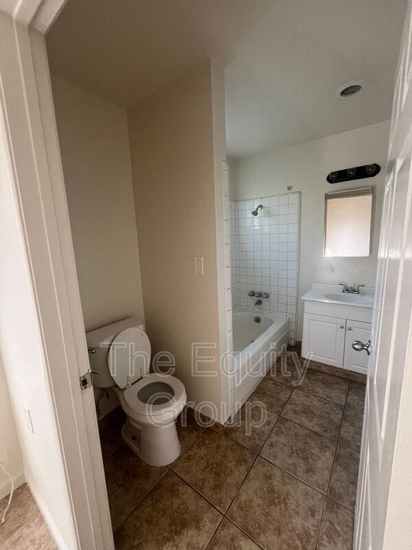 Building Photo - 813 N Floral St