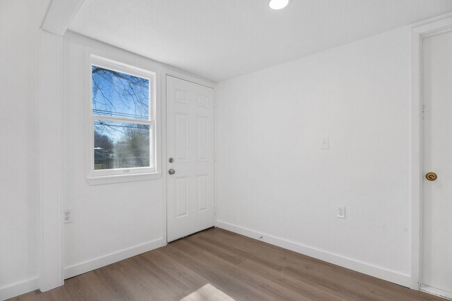Building Photo - Fairlawn 3 bedroom, 1 bath ready for move-in