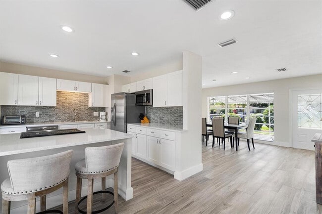 Building Photo - 2501 NE 12th St