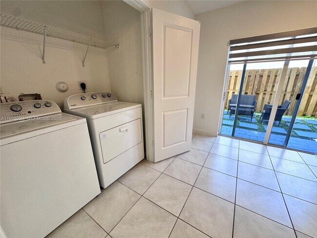 Building Photo - 544 NE 4th St