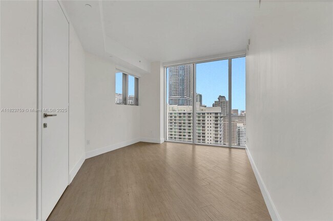 Building Photo - 1300 Brickell Bay Dr