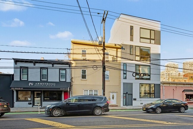 Building Photo - 280 Grand St