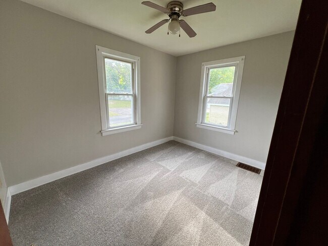 Building Photo - 2 bedroom / 1 bathroom Home with detached ...