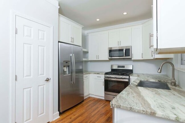 Building Photo - Newly Renovated 4 bedroom 3 bath townhome